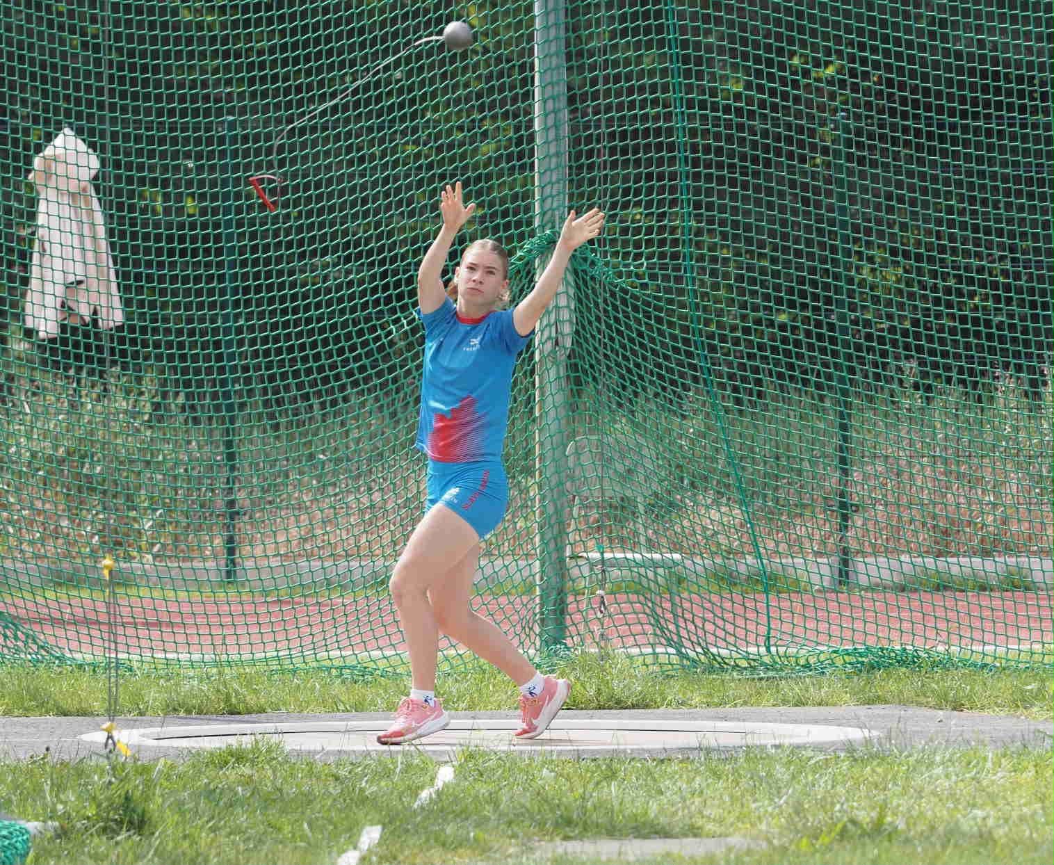 Atlétka AK Slávia Trenčín pri hode kladivom na pretekoch